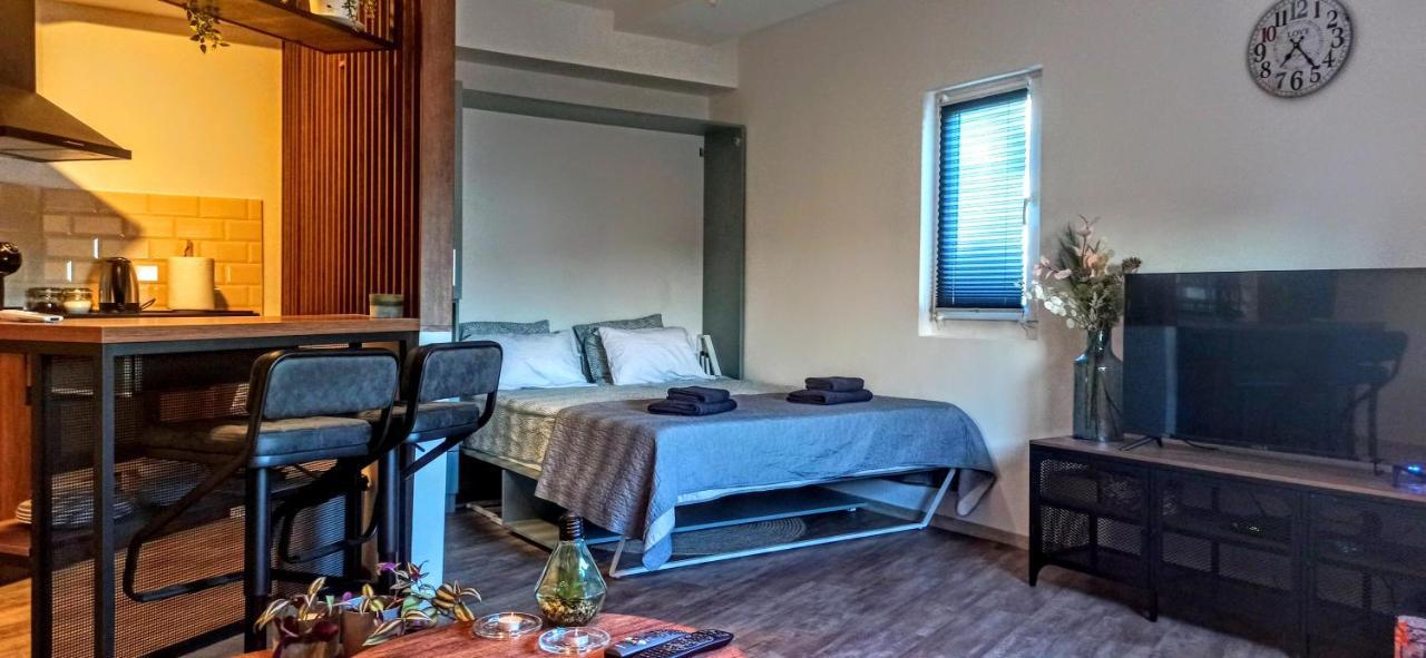 Malac-New Equipped Studio Apartment Within The City Core โนวีซาด ภายนอก รูปภาพ
